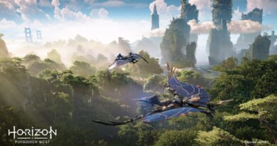 Imagen de dois animais artificiais voadores do jogo Horizon Forbidden West voando sobre uma paisagem com ruinas de uma cidade e florestas do oeste dos Estados Unidos